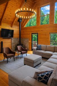 a living room with a couch and a chandelier at Wilderness retreat in Marion