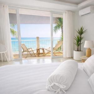 ein Schlafzimmer mit Bett und Meerblick in der Unterkunft SOLEA Beach in Nathon Bay