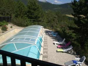 Vaizdas į baseiną apgyvendinimo įstaigoje House with private pool and beautiful view arba netoliese