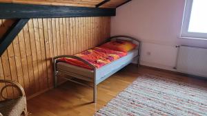 a small bedroom with a bed in a room at Ferienwohnung Jochen Riederer in Neualbenreuth