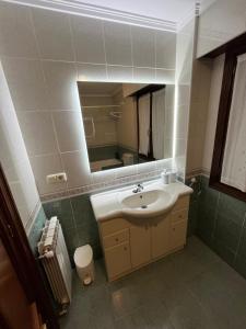 a bathroom with a sink and a mirror at Blaxenea in Aia