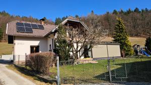 a house with solar panels on the roof at 84m2 Ferienwohnung - Landquartier Moik Ankommen - Durchatmen - Abschalten in Ebenthal