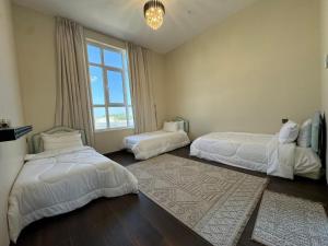 a bedroom with two beds and a window at January Rest in Sur