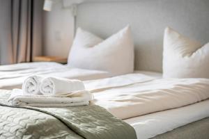 a bedroom with two white towels on a bed at Ostsee Suite 3 - Strandperle in Niendorf +11 photos