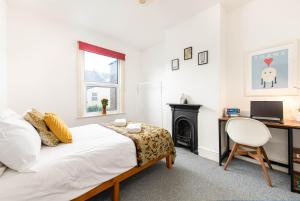 a bedroom with a bed and a desk and a chair at NEW Spacious and Bright House-Parking-By FabAccommodation in Bristol