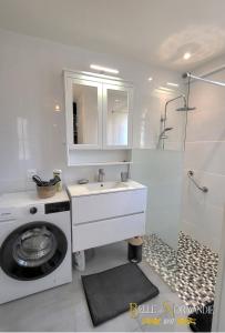 a white bathroom with a washing machine and a sink at Belle de Normandie- Villa Balnéaire d'Exception - Plage au bout de la rue in Ouistreham +14 photos