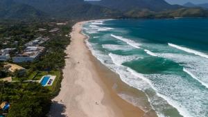 an aerial view of a beach and the ocean at Hotel Maui Maresias in Maresias