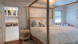 a bedroom with a canopy bed in a room at Villa Après Sea in Westport