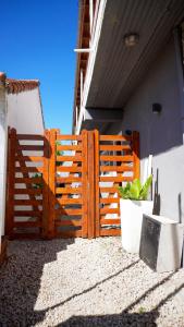 ein Holztor mit einer Topfpflanze neben einem Gebäude in der Unterkunft Luarca 80 in Santa Clara del Mar + 2 Fotos