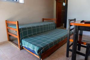 ein Etagenbett in einem Zimmer mit einem Tisch in der Unterkunft Luarca 80 in Santa Clara del Mar