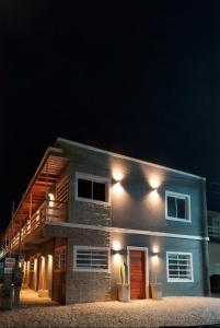 ein Haus mit Lichtern an der Seite bei Nacht in der Unterkunft Luarca 80 in Santa Clara del Mar