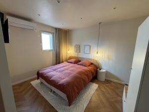 a bedroom with a large bed in a room at Studio cosy proche d Aix en Provence climatisé in Éguilles
