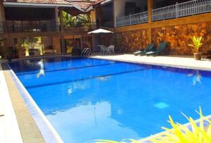 a large blue swimming pool in a hotel at Angels Negombo in Negombo