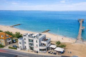 an aerial view of a building next to a beach at Ostsee Suite 1 - Strandperle in Niendorf