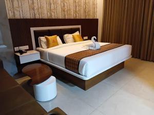 a bedroom with a bed with a swan on it at Murugammal residency in Tiruppatūr