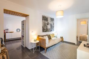 a living room with a couch and a table at Refugio do Outeiro - by Smarthomes in São Martinho do Porto