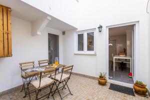 a dining room with a table and chairs at Refugio do Outeiro - by Smarthomes in São Martinho do Porto
