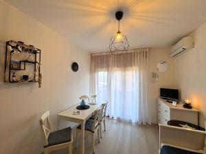 a dining room with a table and chairs and a window at Villa Manuela in Grado