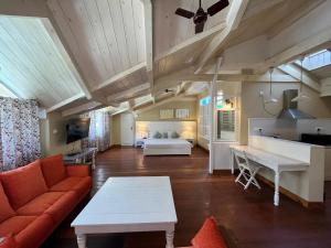 a living room with a couch and a bed at Johnson Lodge Manali in Manāli