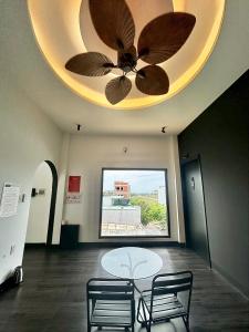 a room with a ceiling fan and a table and chairs at Nhật Quang House 2 in Danang