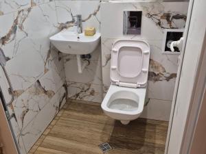 a bathroom with a toilet and a sink at Апартамент Сиракови Черноморец in Chernomorets +4 photos