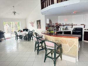 a kitchen and dining room with a table and chairs at Casa Caracol Los Farallones in Cabrera
