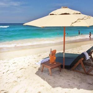 a chair and an umbrella on a beach at Hotel Maui Maresias in Maresias +54 photos