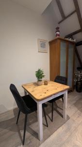 a wooden table with a potted plant on top of it at Ballumerhoeve Petit lodge in Ballum