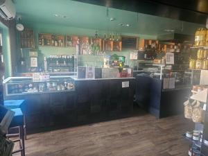 a bar in a restaurant with a counter top at Civitas Locanda in Ghedi