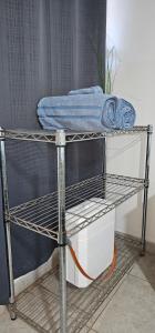 a metal shelf with a blue towel on it at Habitación en villa Costa del sol in Los Blancos