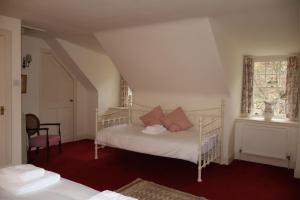 a bedroom with two beds and a window at Forget Me Not Holiday Cottage in Dalmellington