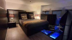 a bedroom with a bed and a tv in it at GlamappartSpa Prestige New-York expérience in Reims