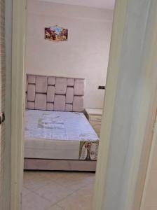 a small bedroom with a bed in a room at Lune in Sidi Yahia az Zaʼer