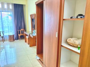 ein Zimmer mit einem Zimmer mit einem Zimmer mit einem Zimmer in der Unterkunft Hotel Caredek in Solok