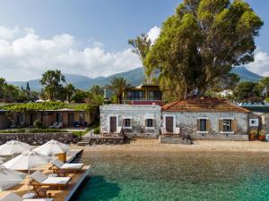 a house on the shore of a body of water at Flamm in Golturkbuku