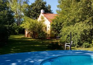 a house and a yard with a tub in front at Cabañas Desde Las Estrellas in Merlo