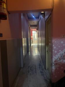an empty hallway with a hallway leading to a room at Hotel Baba Dx in Samastīpur