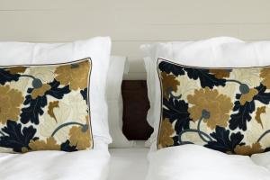 ein Paar Kissen auf einem Bett mit in der Unterkunft Tertin Kartano in Mikkeli