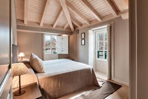 a bedroom with a large bed and a window at Casa Conde in Furelos