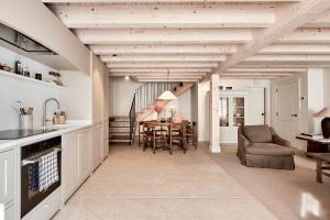 a kitchen and dining room with a table and chairs at Casa Conde in Furelos