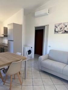a living room with a table and a couch at Il Nido 1 di San Pietro in Budoni