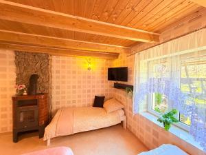 a small bedroom with a bed and a window at Wspaniały Zakątek in Sędziszowa