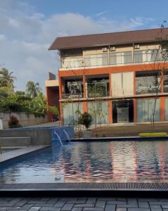 a building with a swimming pool in front of a building at Cinnamon Thiya in Dombagahawatta