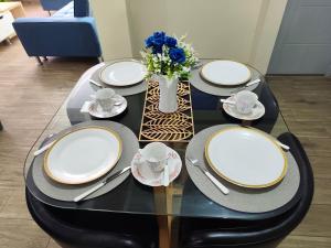 a black table with plates and a vase of flowers at DEPPIu in Piura +8 photos