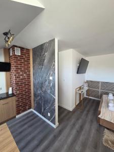 a living room with a brick wall at Golden Heaven z wanną in Lębork