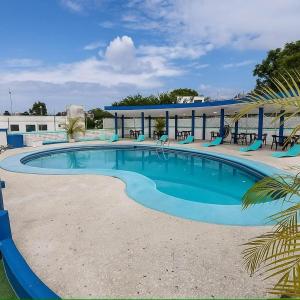 a large swimming pool in a resort at Hotel la fortuna in Tuxpan de Rodríguez Cano
