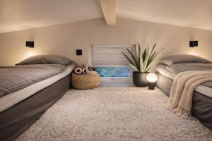 a bedroom with two beds and a fish tank at Skrylle Hideaway - cozy tiny house near Lund in Dalby
