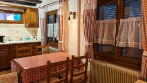 a kitchen with a table and a table and a window at Gites-Weyer La maison in Bergheim