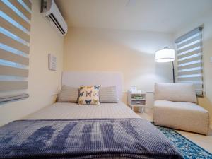 a bedroom with a bed and a chair at El Apartamento Nuestro in Isabela