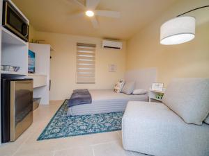 a living room with a bed and a couch at El Apartamento Nuestro in Isabela
